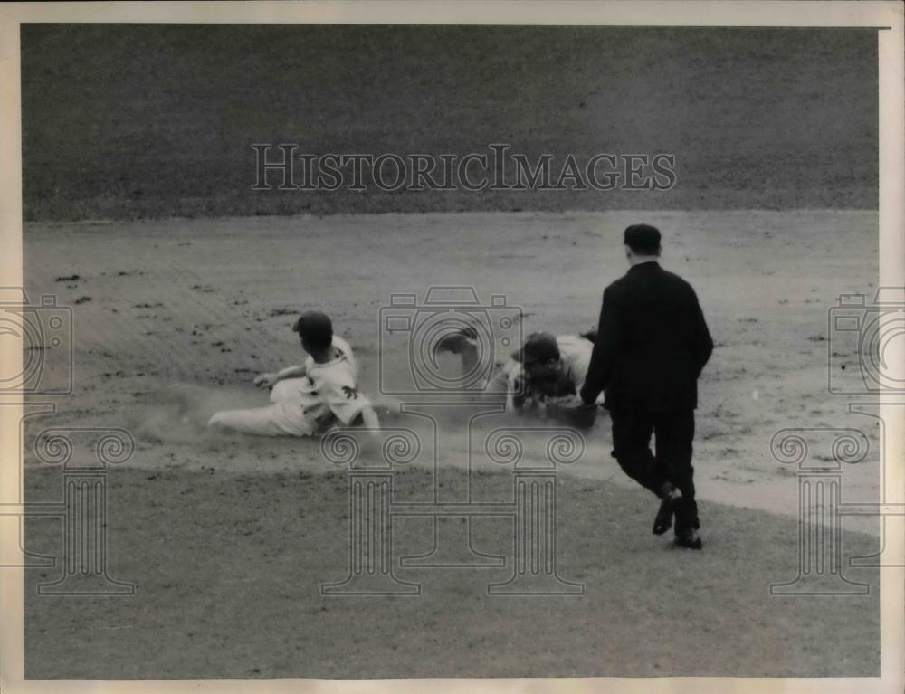 1940 Press Photo Giants Joe Moore steals 2nd vs Dodgers Pete Crosetti - Historic Images