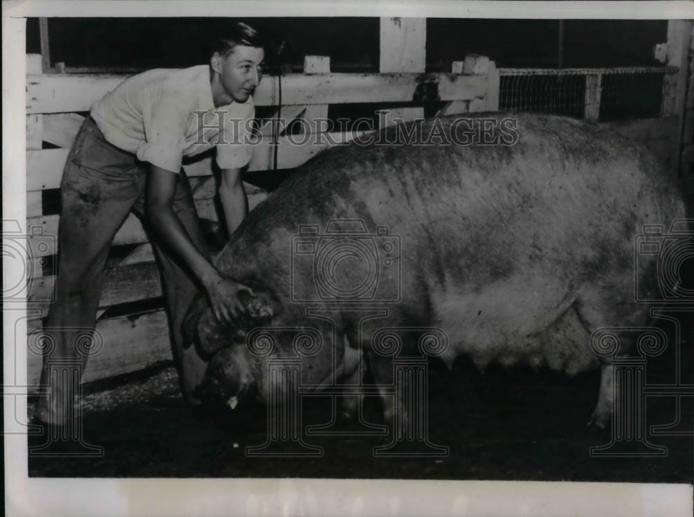 1938 Press Photo Eugene Mason Winner Of Farm Prize In Bull Pen - nea16505 - Historic Images