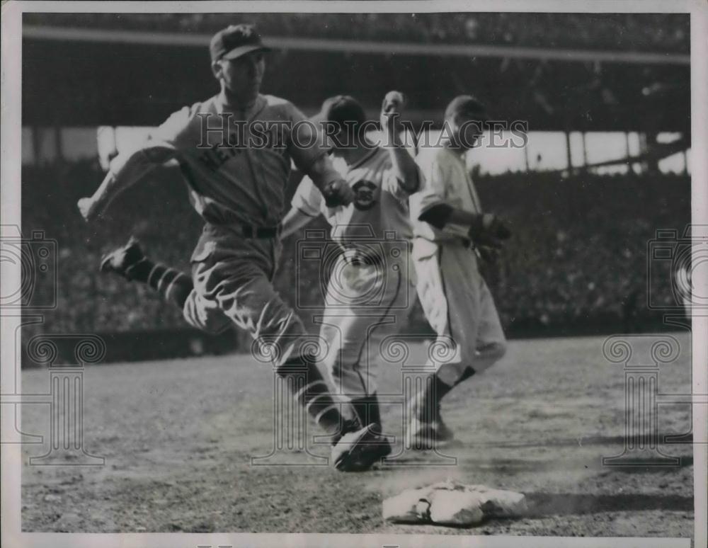1937 Press Photo Ripple Of New York Giants Out At 1st In 4th Inning Against Cubs - Historic Images