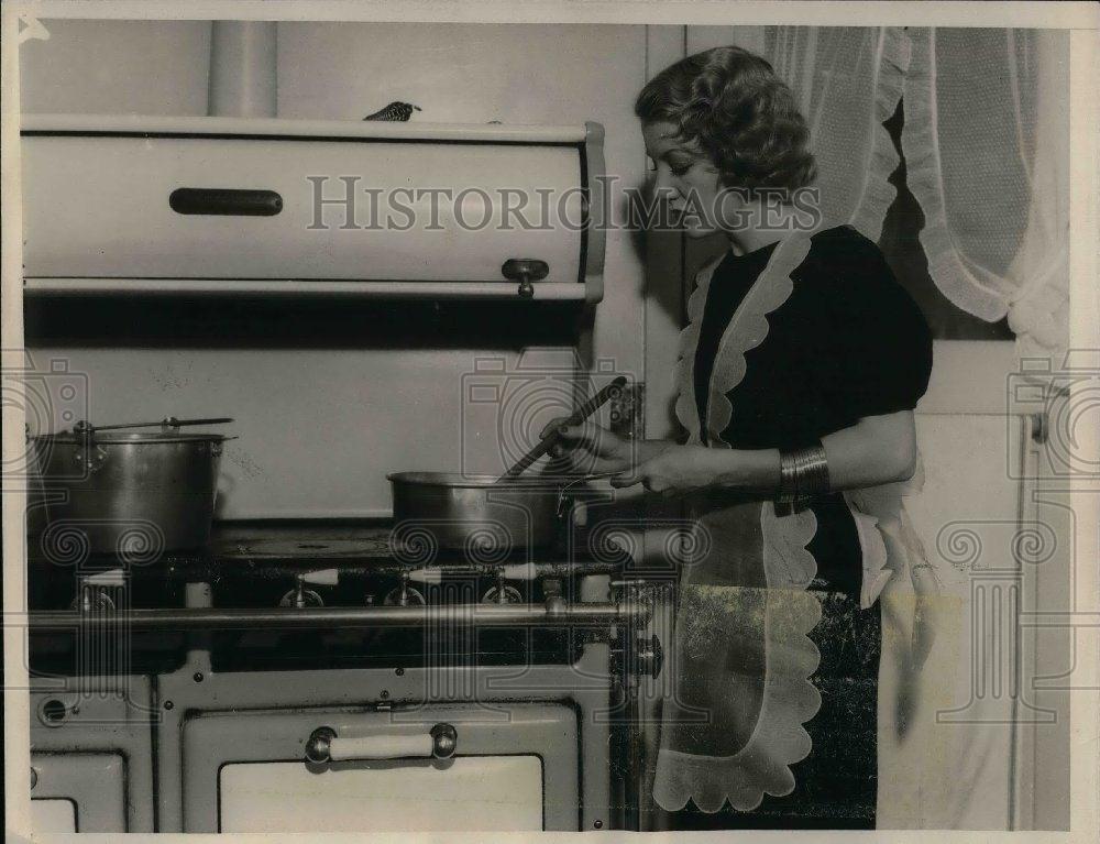 1932 Press Photo Actress &amp; wife of Edgar Selwyn cooks in her Beverly Hills, Ca. - Historic Images