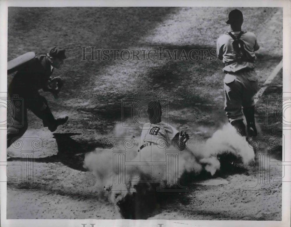 1952 Press Photo Tigers Vic Wertz Scores On Johnny Groth Single To Left - Historic Images