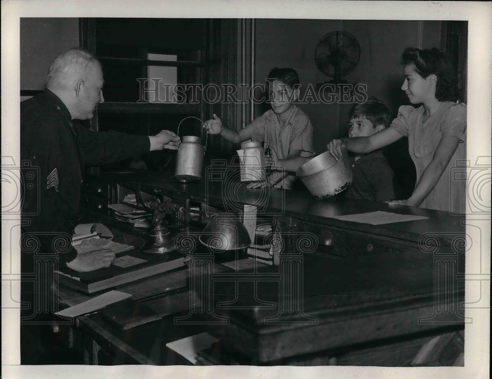 1941 Press Photo Children helping for the aluminum drive at Elizabeth St. Police - Historic Images