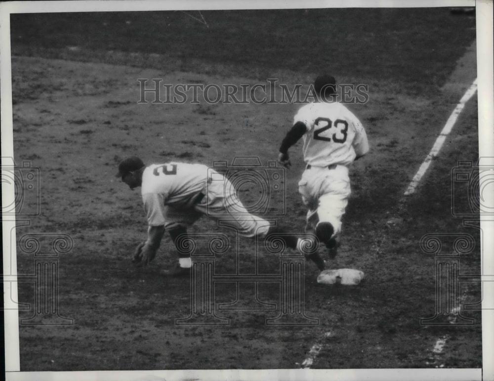 1934 Press Photo Giants 2nd Baseman Blondy Ryan Out At 1st On Throw From SS - Historic Images