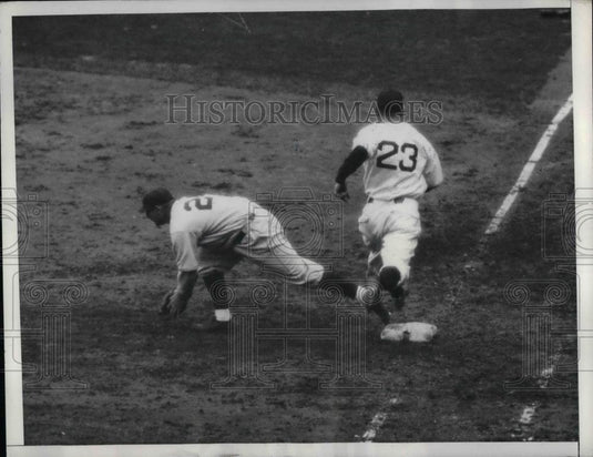 1934 Press Photo Giants 2nd Baseman Blondy Ryan Out At 1st On Throw From SS - Historic Images