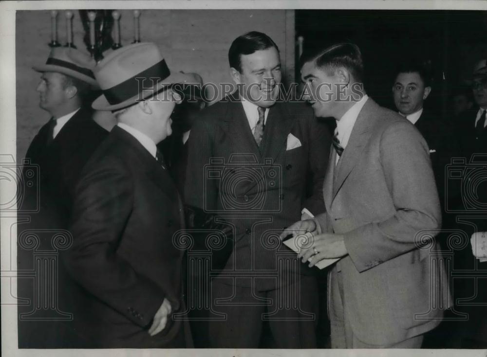 1933 Press Photo George Riley Senators Manager Joe Cronin Mickey Cochrane - Historic Images