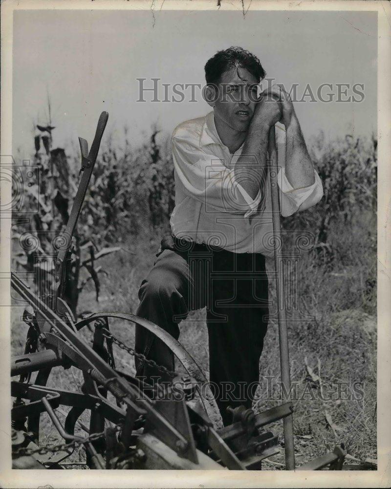 1938 Press Photo Paul Daffy Dean works on farm - nea07589 - Historic Images