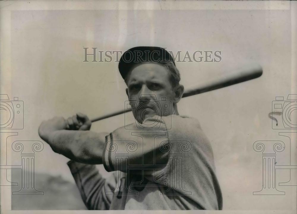 1937 Press Photo Cubs Outfielder George Stainback At Training Camp - nea10679 - Historic Images