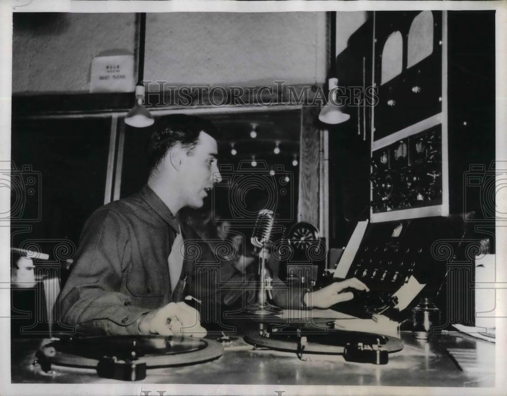 1944 Press Photo Pvt. Randall Robertson &quot;Jive Man&quot; for GI&#39;s - nea16068 - Historic Images