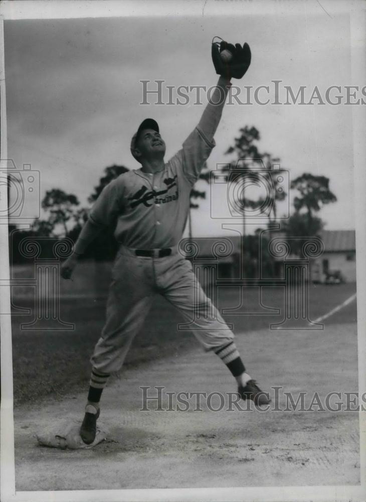 1934 Press Photo Infielder Lewis H. Ridge during practice session of the - Historic Images