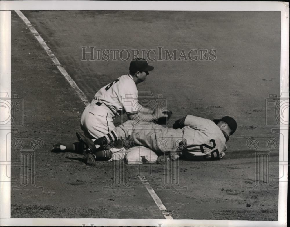 1941 Press Photo Keltner of Indians safe at 3rd vs Orengo og NY Giants - Historic Images