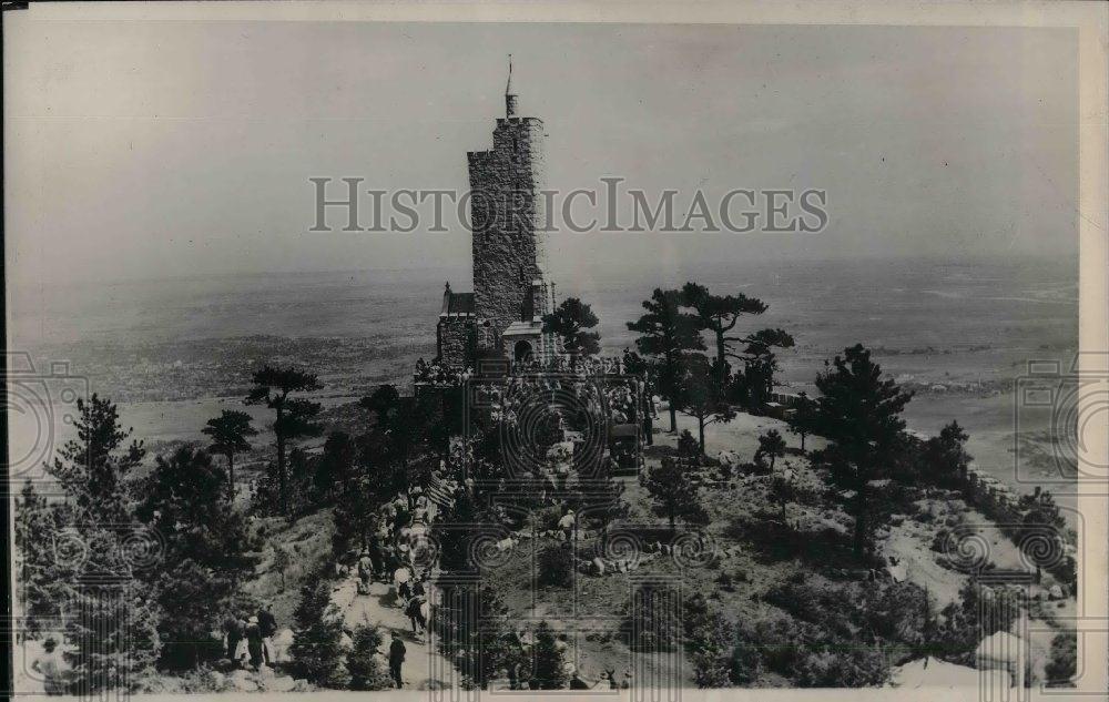 1937 Press Photo Procession headed hillside to Will Rogers Shrine of the Sun. - Historic Images