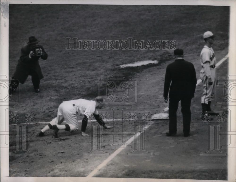 1947 Press Photo Chicago White Sox Second Baseman Cass Michaels During Game - Historic Images