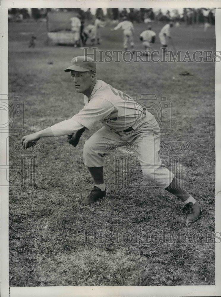 1935 Press Photo Athletics Pitcher Vernon Wilbhere Warms Up At Training Camp - Historic Images
