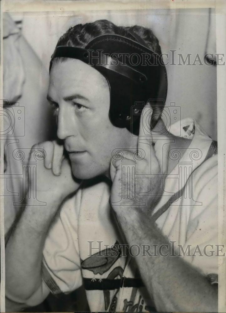 1940 Press Photo Terry Moore, of Cardinals, tries on his scientific helmet. - Historic Images