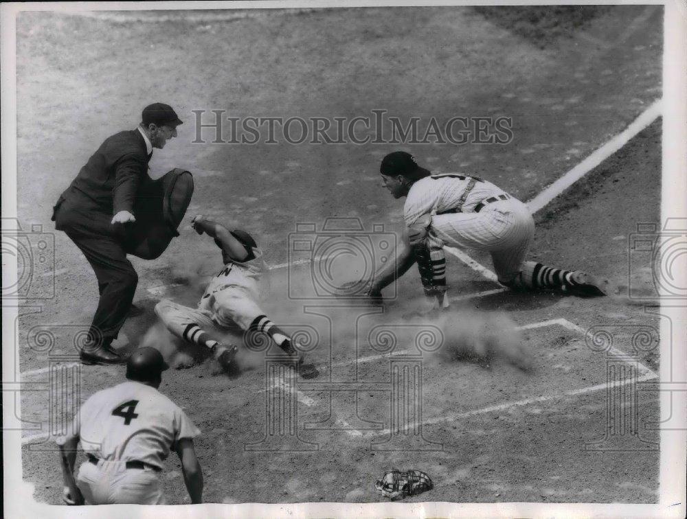 1959 Press Photo Don Buddin of Boston Red Sox is Safe, Sherm Lollar of Chicago - Historic Images