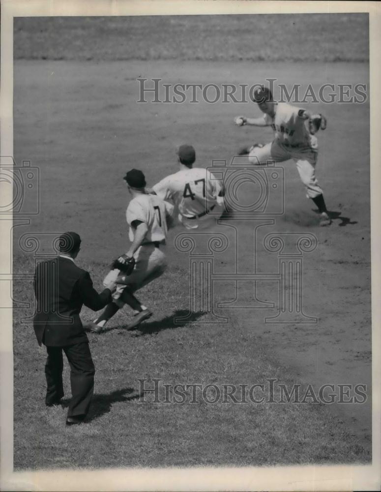 1948 Press Photo Peanuts Lowrey of Cubs is trapped by Pittsburgh Pirates. - Historic Images