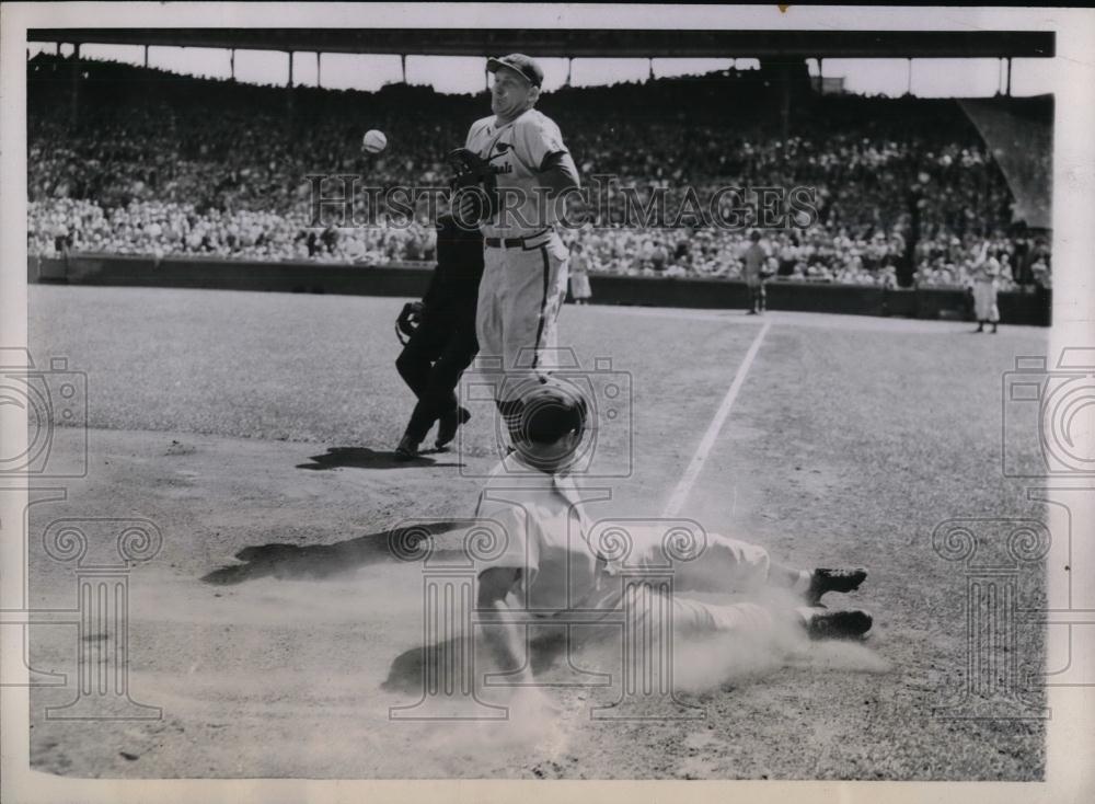 1945 Press Photo Cubs Left Fielder Harry Lowret Slides To 3rd As Ball Bounces - Historic Images