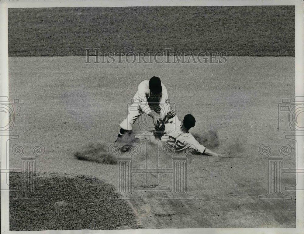 1934 Press Photo Tiger Centerfielder White Steals 2nd Base Vs Washington - Historic Images