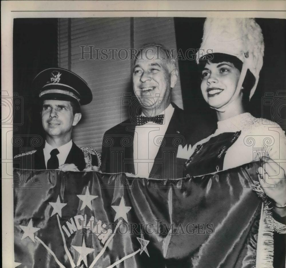 1960 Press Photo Gov Harold HandleyPresents Indiana State Flag To Ben Davis Band - Historic Images