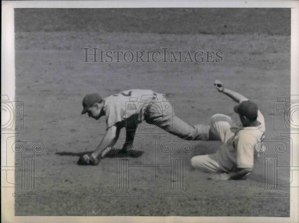 1945 Press Photo Giants 1st Baseman Phil Weintraus Out At 2nd As Don Johnson - Historic Images