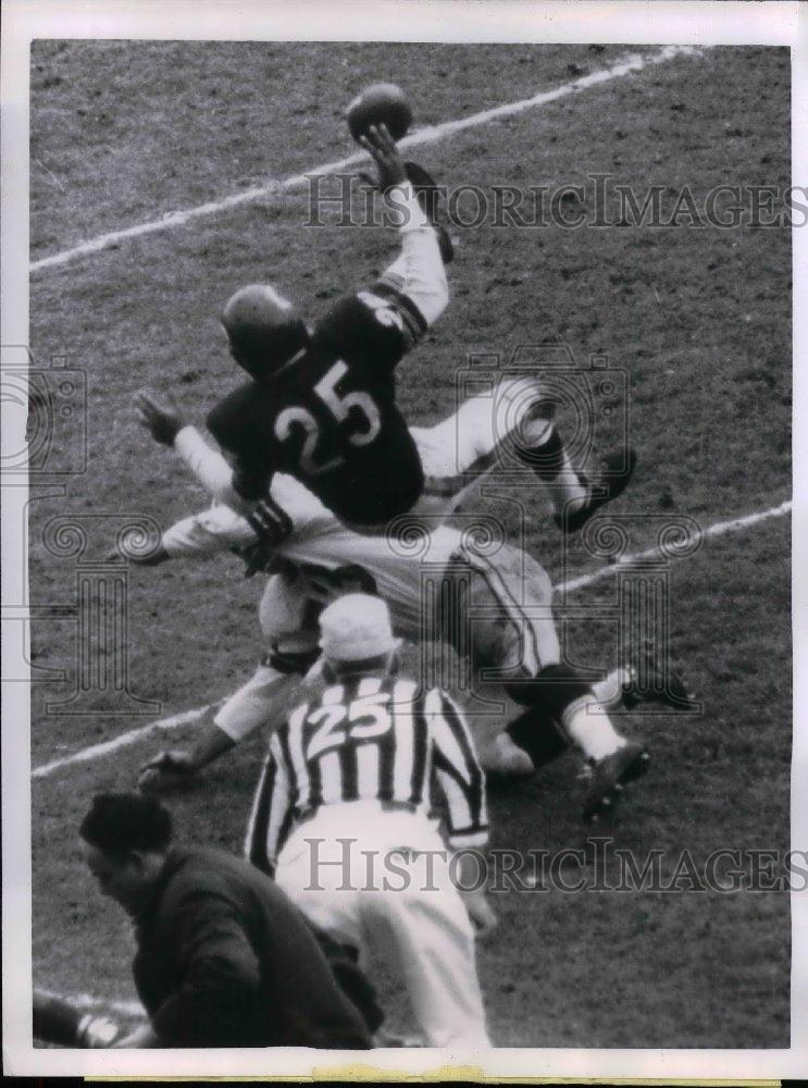 1962 Press Photo JC Caroline of Bears blocks pass to Lew Carpenter of Packers - Historic Images