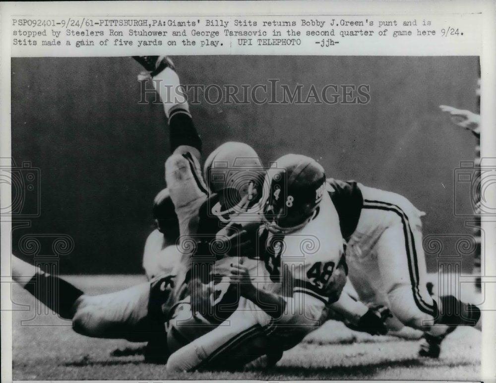 1961 Press Photo Giants&#39; Billy Stits returns Bobby J. Green&#39;s punt stopped by - Historic Images