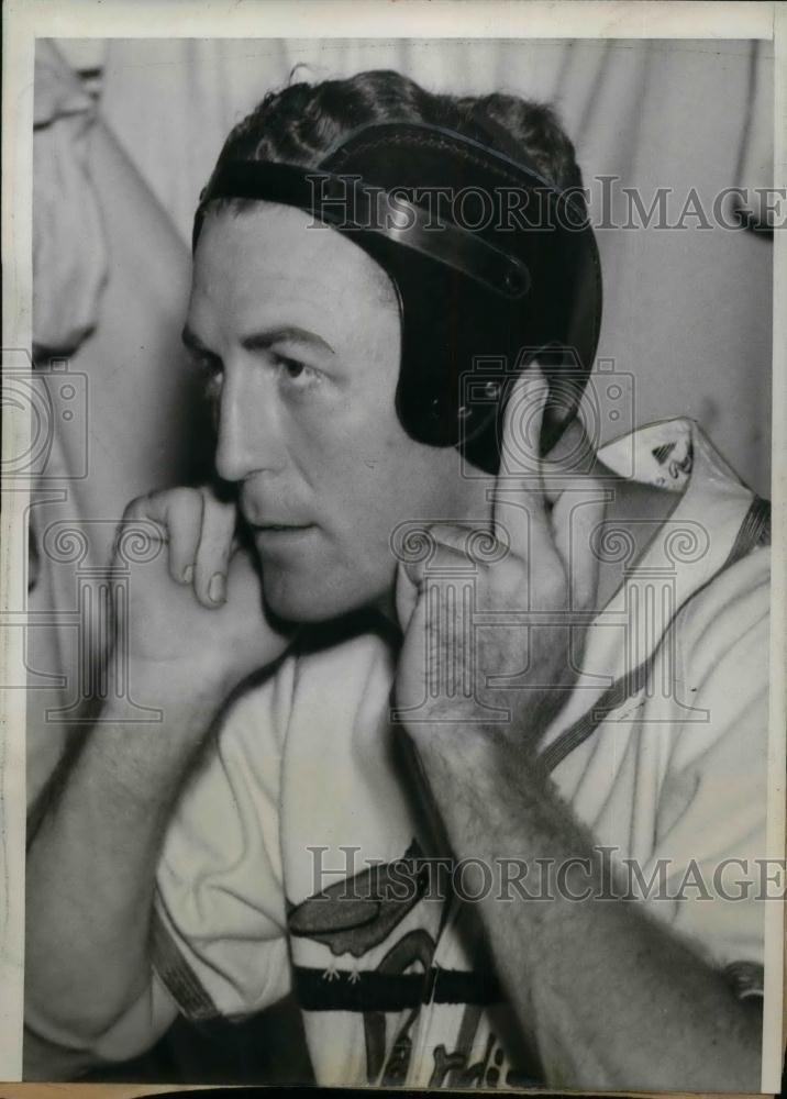 1940 Press Photo Terry Moore, of Cardinals tried on his Scientific Helmet. - Historic Images