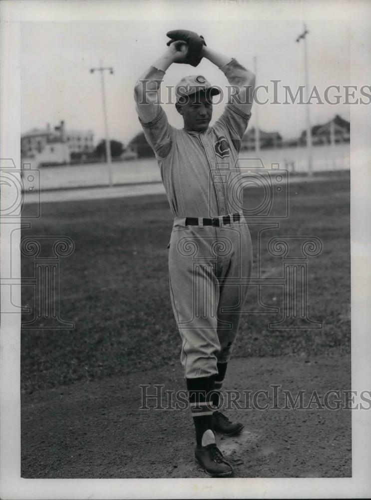 1937 Press Photo Lloyd Moore, Pitcher of Cincinnati Reds, during training Camp. - Historic Images
