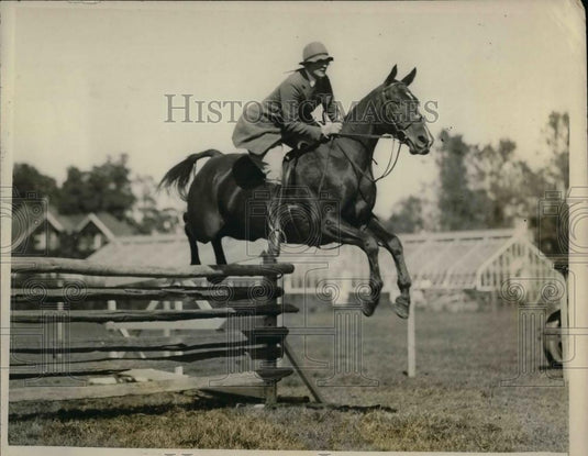 1957 Press Photo Mrs Frederick Salwedel on a horseback in an equestrian event - Historic Images