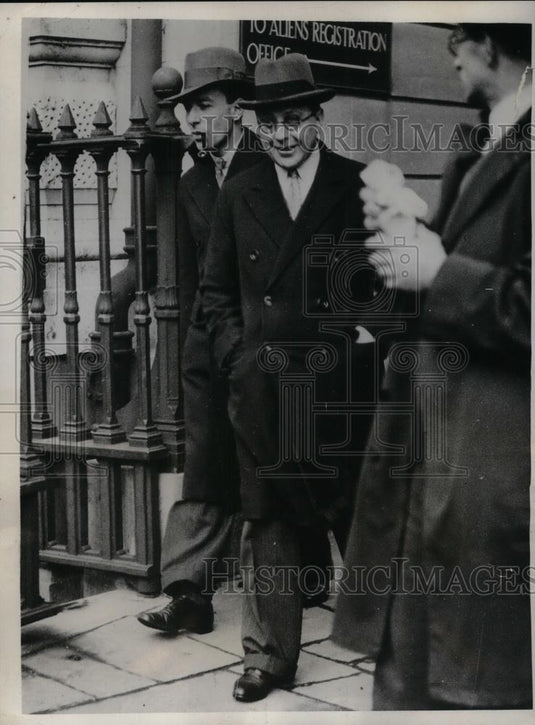 1933 Press Photo London manf. Louis Jarvis leaving his hearing - nea11279 - Historic Images