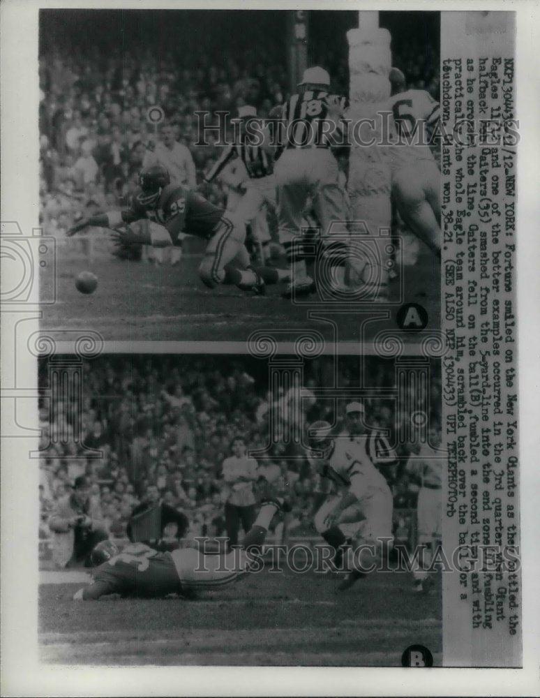 1961 Press Photo Bob Gaiters Halfback Giants Fumbles Ball Gets Touchdown Eagles - Historic Images