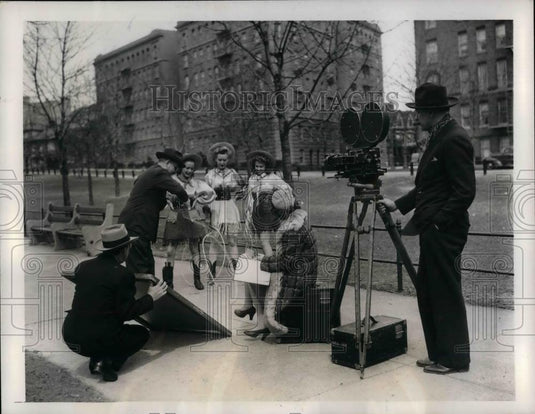 1941 Press Photo Director Crouch Breif Rehearsal Middle income Apartments Bronx - Historic Images