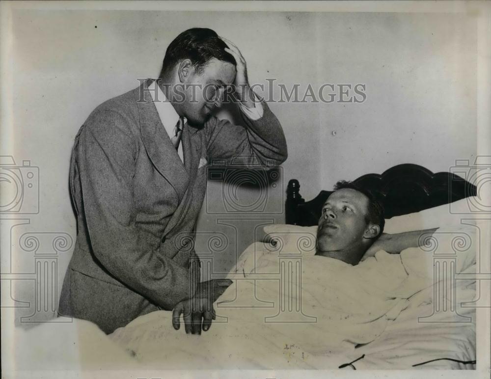 1934 Press Photo Johnny Stone with Ankle Injury, Cronin, Washington Senators - Historic Images