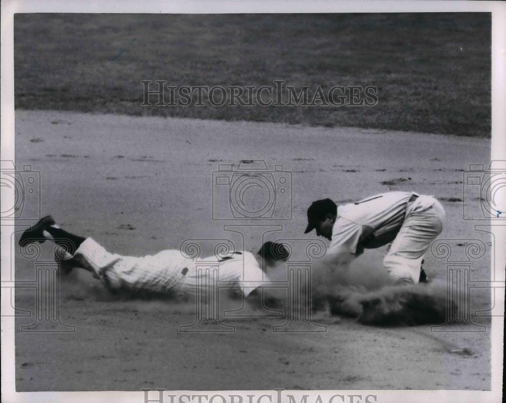 1951 Press Photo Yankee Gene Woodling Slides Back To 2nd Base Under Carrasquel - Historic Images