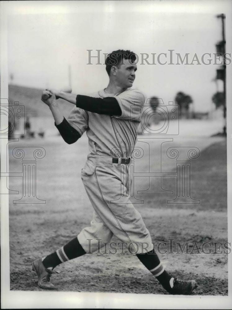 1937 Press Photo Lewis Riggs 3rd baseman for Cincinnati Reds - nea11947 - Historic Images