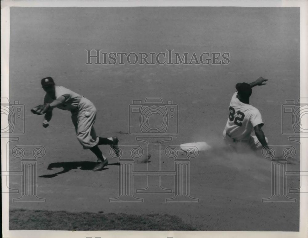 1954 Press Photo Indians 3rd Baseman Al Smith Safe At 2nd After Avila Ground Out - Historic Images