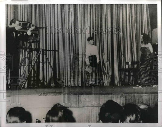 1954 Press Photo Al Cherry accidentally shoots wife in head during stage stunt - Historic Images