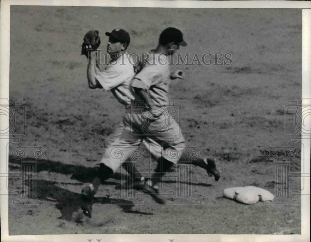 1943 Press Photo Reds Gerald Walker out at 1st vs NY Giants Joe orengo - Historic Images