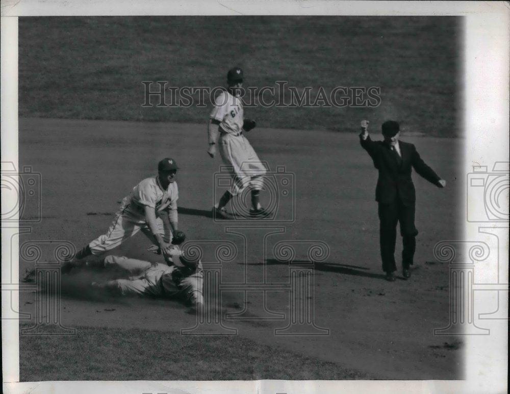 1946 Press Photo Philly&#39;s Wyrostek Out At 2nd On Double Play Giant Wytek - Historic Images