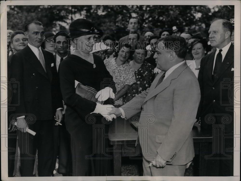 1936 Press Photo Mayor LaGuardia give award to Clara Musgrie who&#39;s son was slain - Historic Images