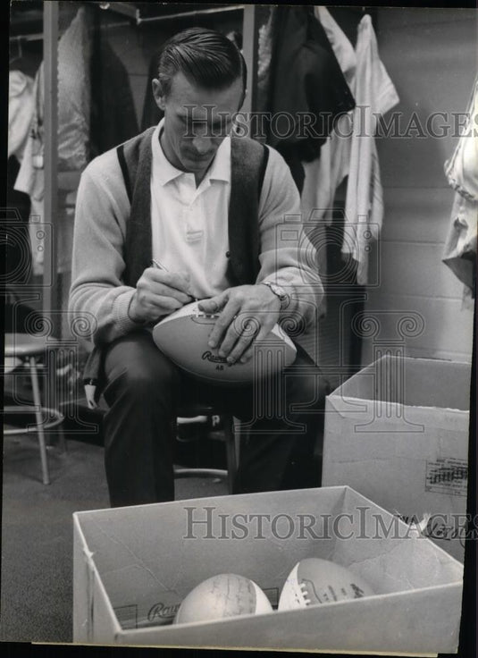 1967 Press Photo Larry Wilson of St.Louis Cardinals Autographs Footballs - Historic Images