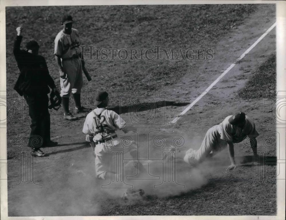 1944 Press Photo Dodger Schultz vs Cubs Owen, Umpire is Dunn - nea17470 - Historic Images