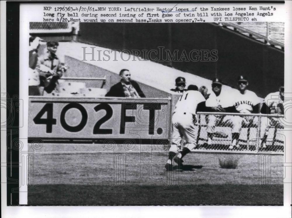 1961 Press Photo Hector Lopez Leftfielder Yankees Loses Fly Ball Angels Game - Historic Images