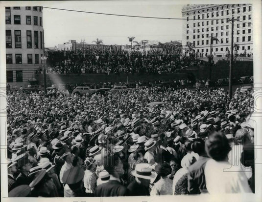 1937 Press Photo Crowd Welcomes Soviet Airmen in Los Angeles - nea17060 - Historic Images
