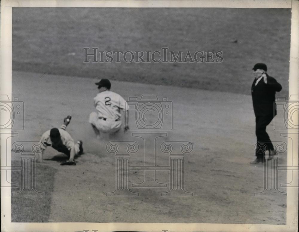 1944 Press Photo Yankee George Stirnweiss vs Red Sox Ed Lake - nea16923 - Historic Images