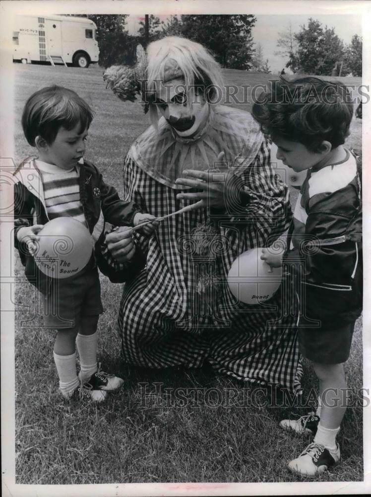 1971 Press Photo Benjamin &amp; Seth Golub Entertained By Clown Tom Morris - Historic Images