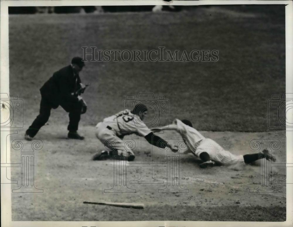1943 Press Photo Yankee George Stirnweiss out at home vs Tigers Ed Parsons - Historic Images