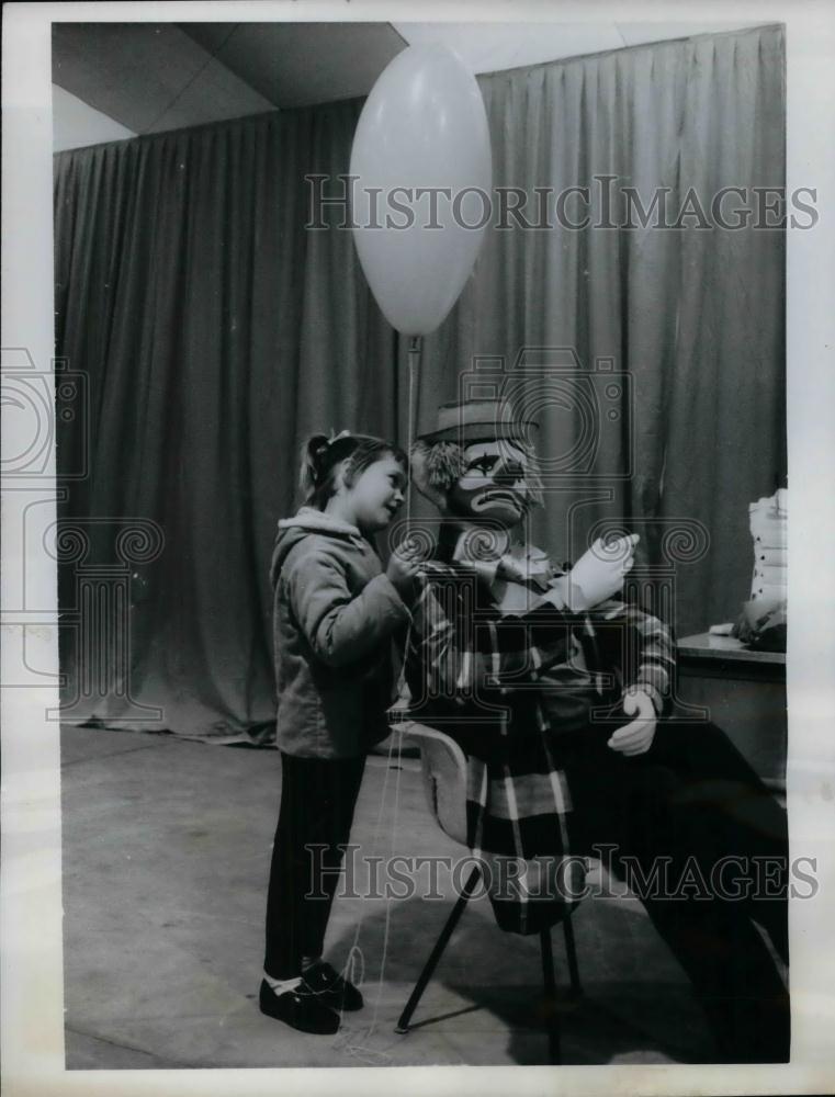 1962 Press Photo Circus clown &amp; Lyn Marsh in Watsonville, Calif. - nea17222 - Historic Images