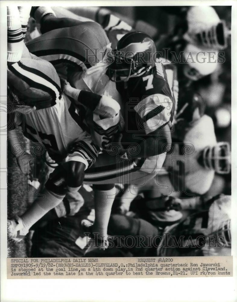 1982 Press Photo Eagle QB Ron Jaworski vs Cleveland Browns - nea18559 - Historic Images