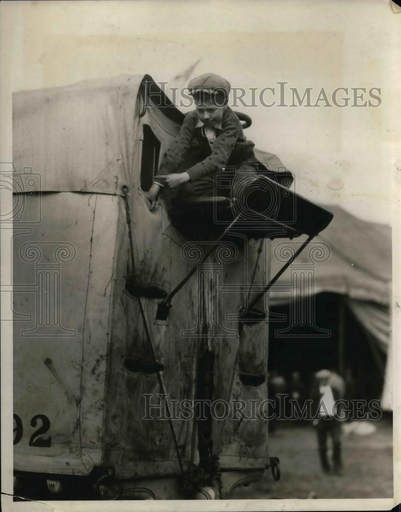 1929 Press Photo Circus Worker Tends To Trailer - nea17123 - Historic Images